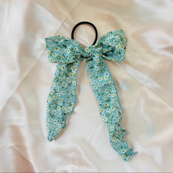 Chic Daisy Hair Tie Scrunchie - Picture 3 of 9